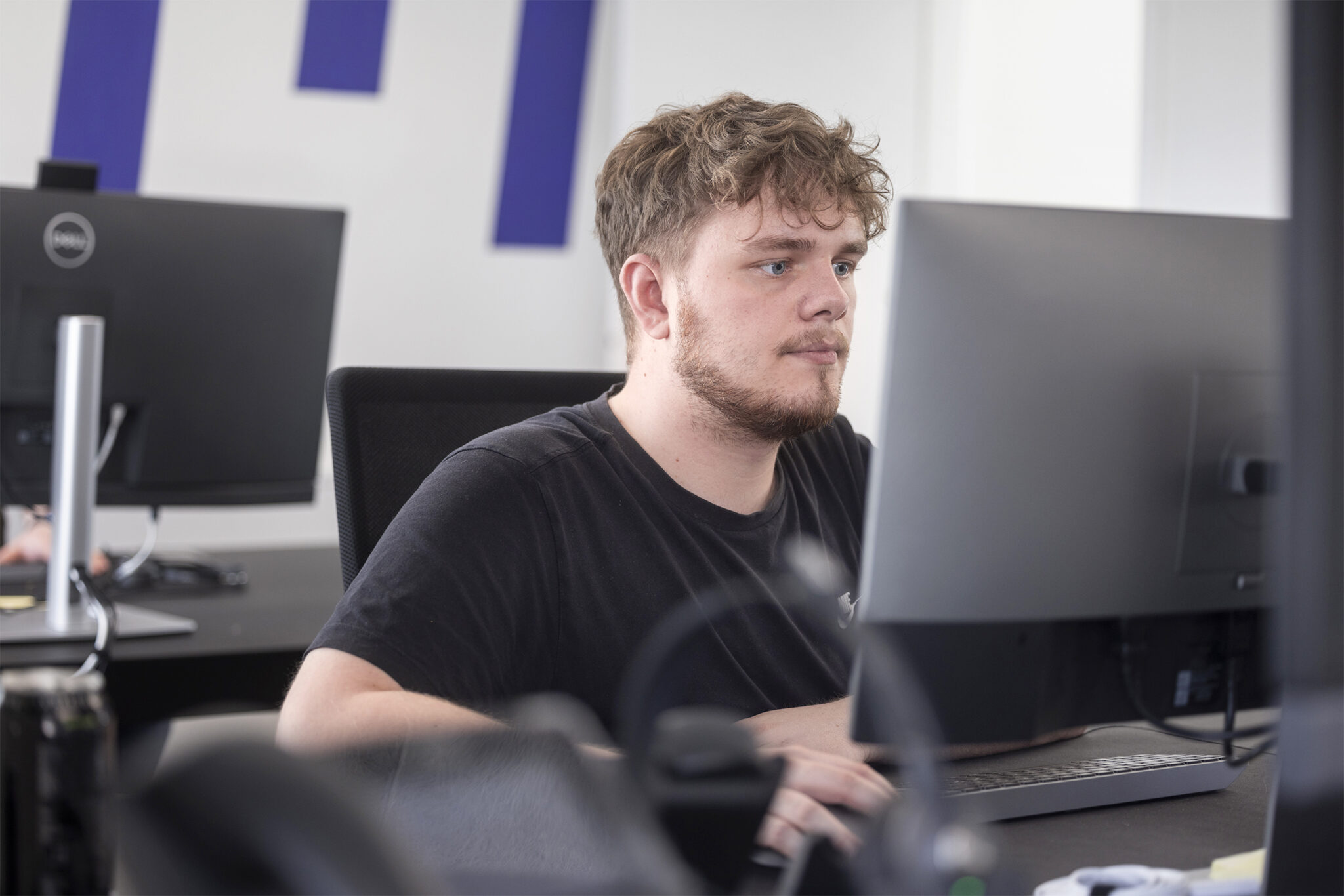 IT mand kigger på IT løsninger