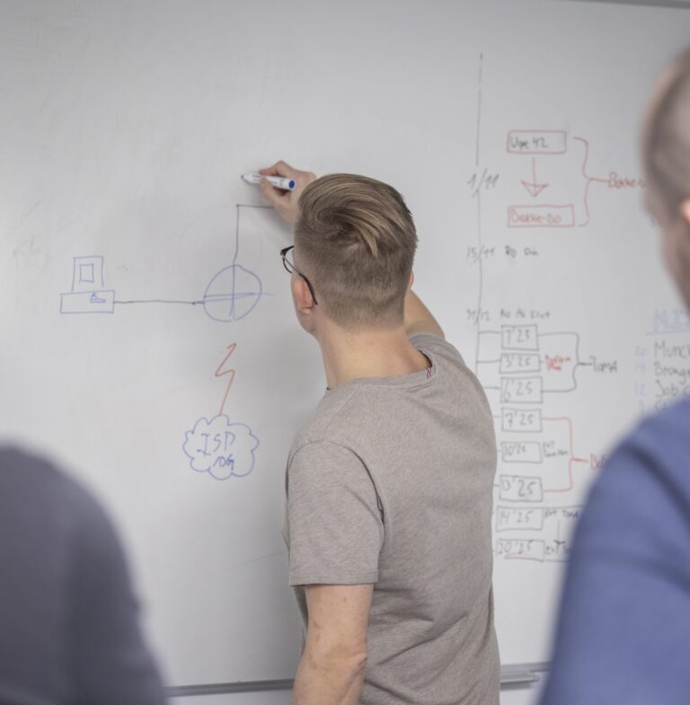 IT Tekniker tegner og skitserer hvordan en it løsning med MIcrosoft 365 kan se ud