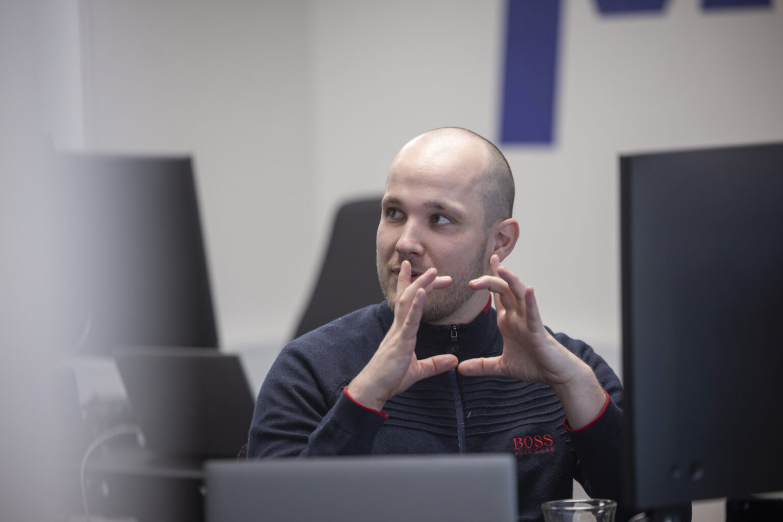 IT konsulenter viser med sine hænder hvordan en server løsning kan laves