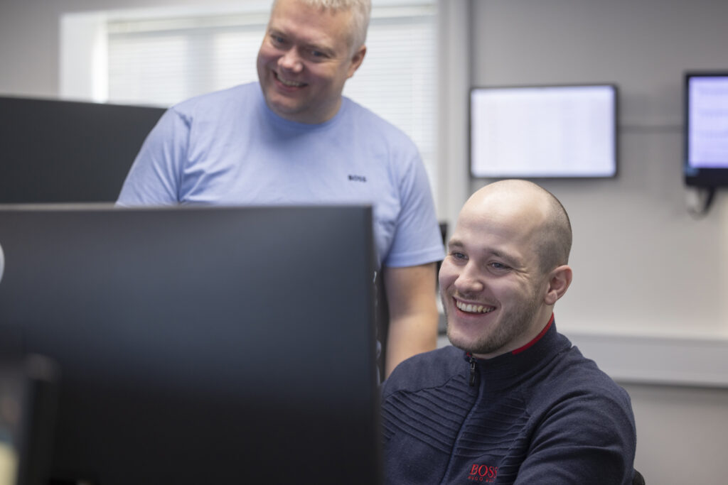 to it konsulenter yder support til kunder foran skærm
